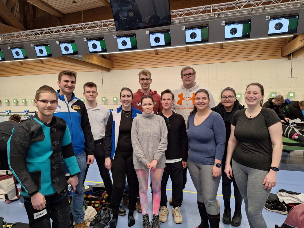 Teilnehmer der Sg isarau auf der Olympia schießanlage hochbrück